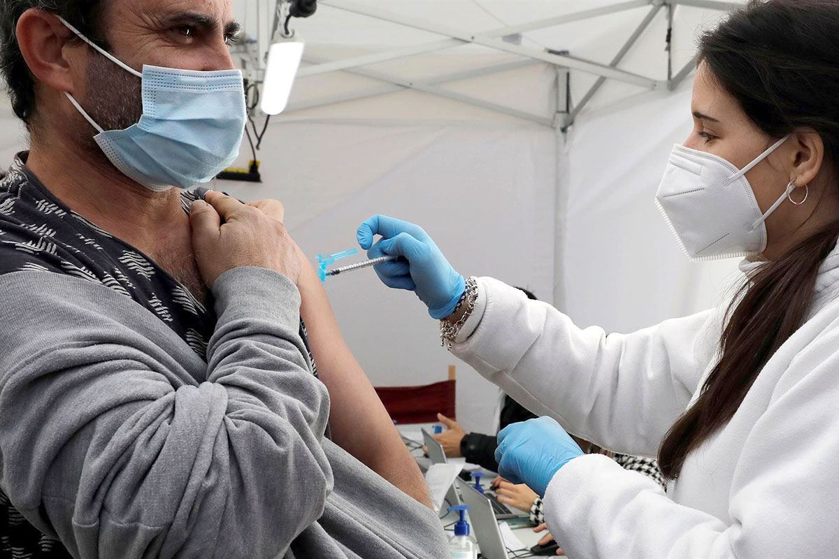 La propuesta de intensificar el proceso de vacunación, “no es la adecuada y va a contribuir muy poco a aliviar la sobrecarga de la Primaria", según Lorenzo Armenteros. FOTO: EFE.